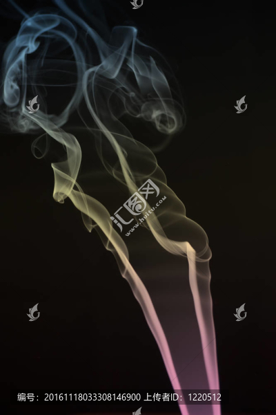 黑色背景上的彩色煙霧