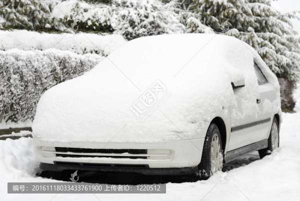 白雪覆蓋的白色汽車(chē)