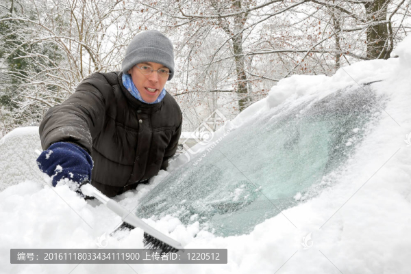 去除汽車上的雪