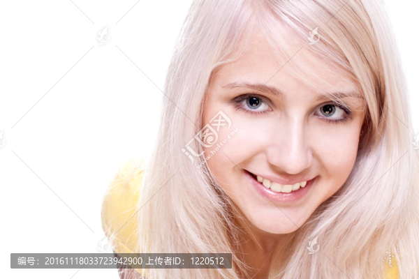 美麗的女人在一件黃色襯衫