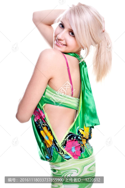 美麗的女人穿著綠色的衣服