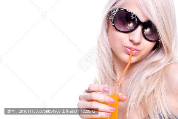 穿著泳衣的美女帶著一杯果汁