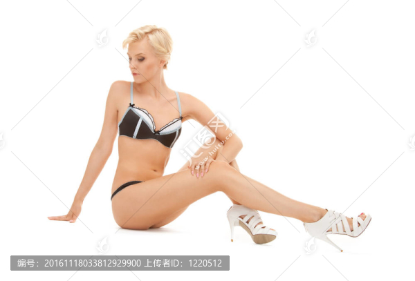 黑白內(nèi)衣的女人