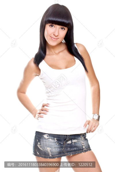 美麗的女人在一件白色的T恤