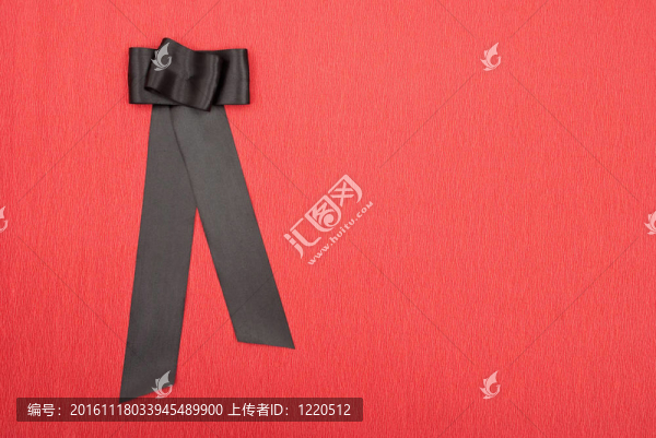 紅色背景上的黑色蝴蝶結(jié)