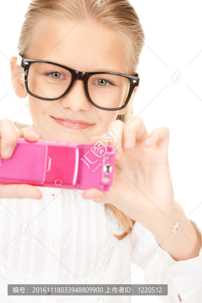 用手機拍照的快樂女孩