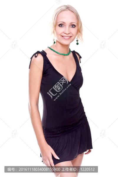 穿著黑色連衣裙的女人