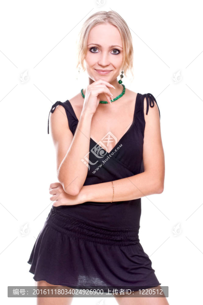 穿著黑色連衣裙的女人
