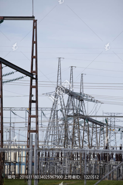 與塔和輸電線路發(fā)電站。