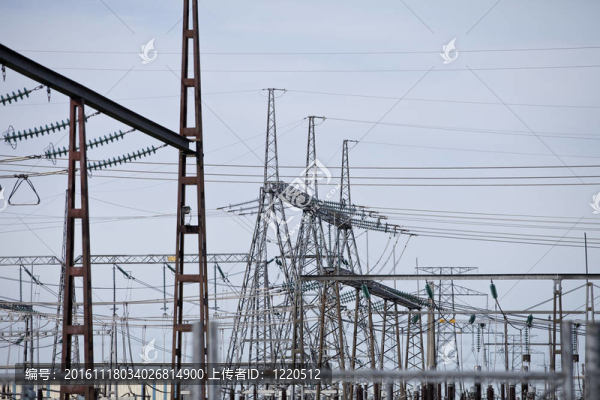 與塔和輸電線路發(fā)電站。