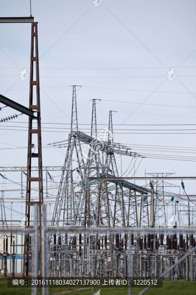 與塔和輸電線路發(fā)電站。