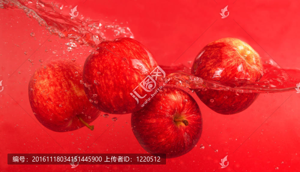 水中的紅蘋果