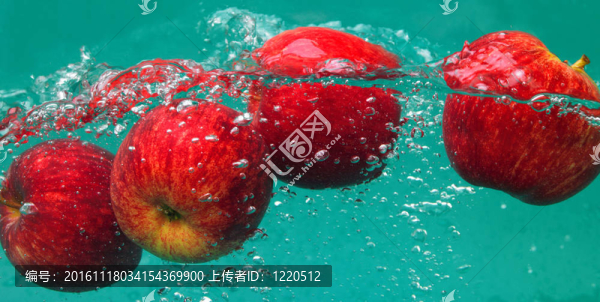 水中的紅蘋果