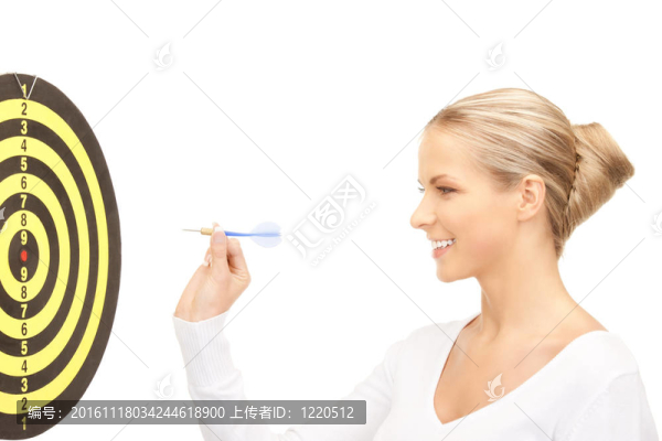 用飛鏢和靶的商人