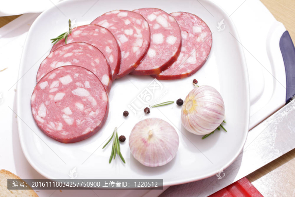 意大利臘腸切片下迷迭香和大蒜