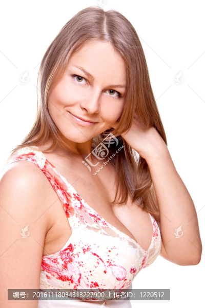 漂亮的女人穿著一件衣服