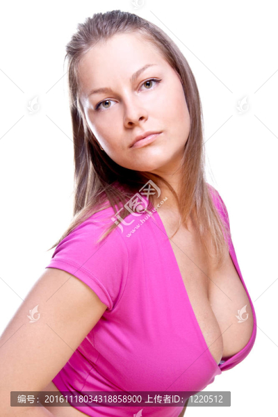 漂亮的女人在一件粉紅色的襯衫