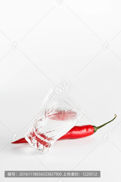 帶水晶玻璃的紅辣椒