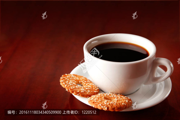 一杯咖啡上有蛋糕的咖啡