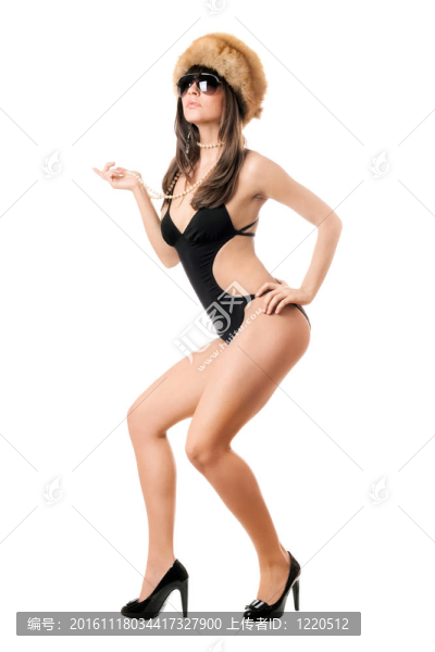戴墨鏡和帽子的女子