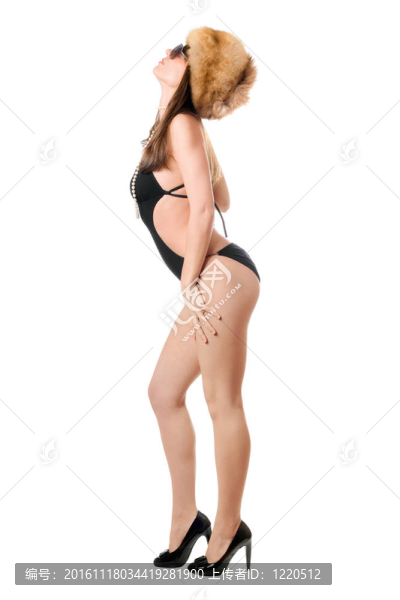 漂亮的女士穿著游泳衣和毛皮帽