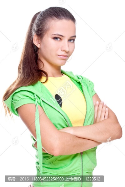 穿著黃色襯衫和綠色夾克的女人