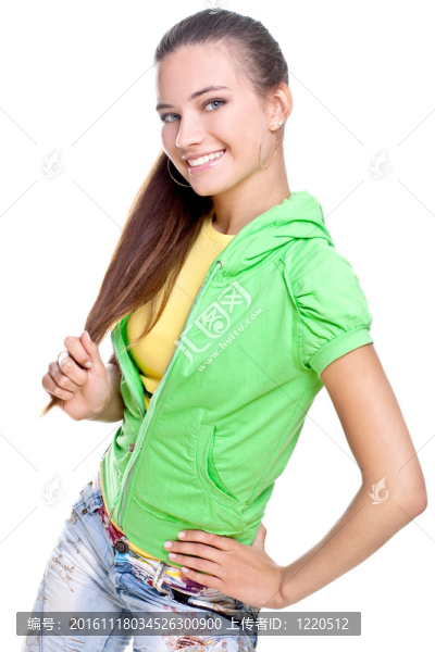 穿著黃色襯衫和綠色夾克的女人