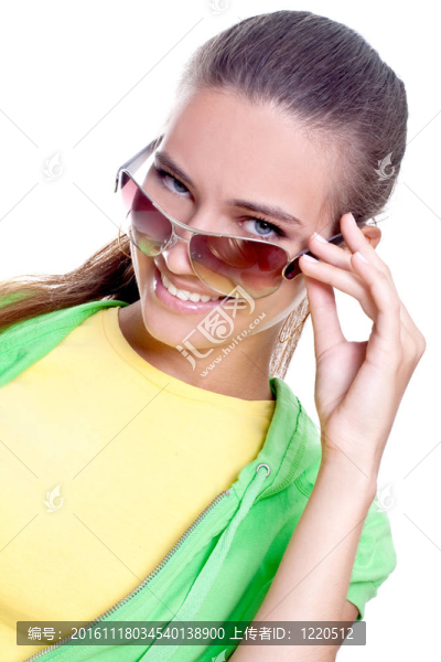 穿著黃色襯衫和綠色夾克的女人