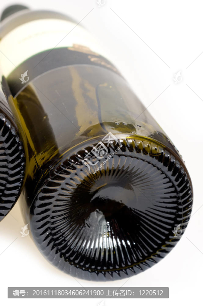 瓶中的白葡萄酒