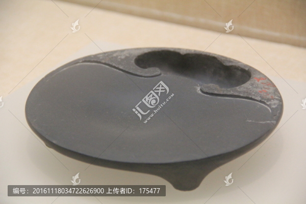 碟子般的硯臺