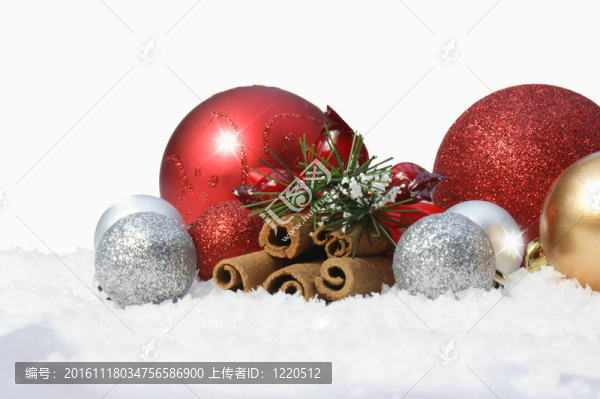 雪中的圣誕裝飾品