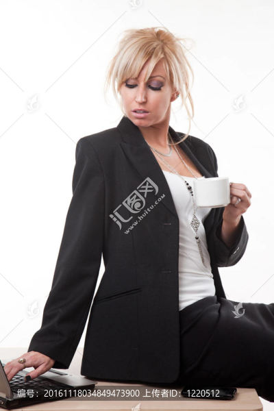 有吸引力的二十幾歲的白種金發(fā)女商人