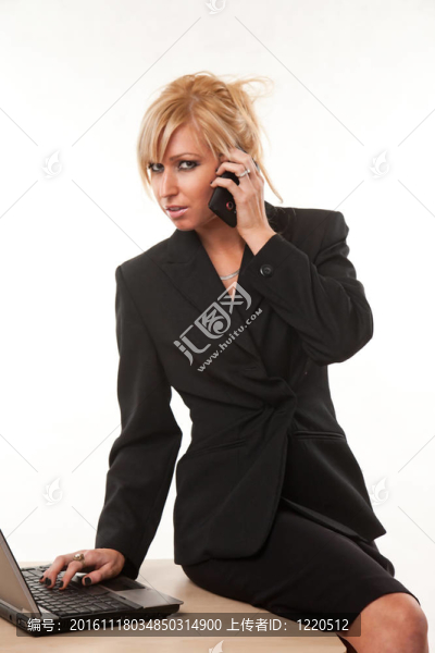 有吸引力的二十幾歲的白種金發(fā)女商人