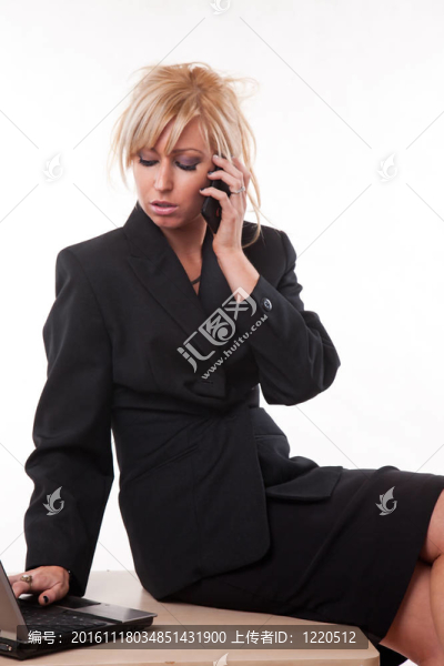 有吸引力的二十幾歲的白種金發(fā)女商人