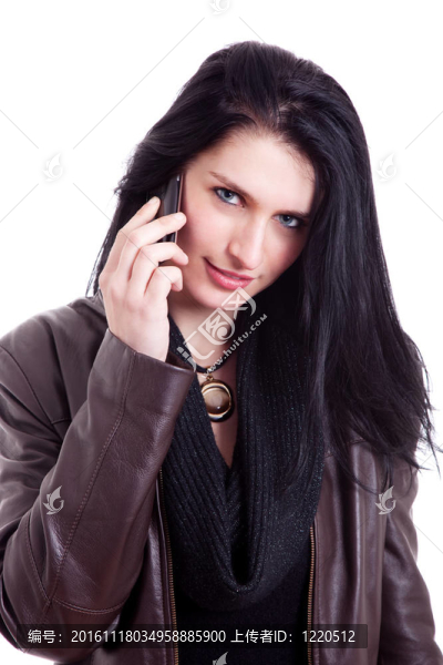 美麗的女人在電話；孤立的白色背景