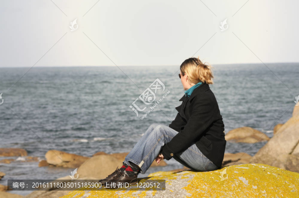 年輕的女人看著大海