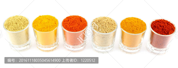 一排五顏六色的香料粉