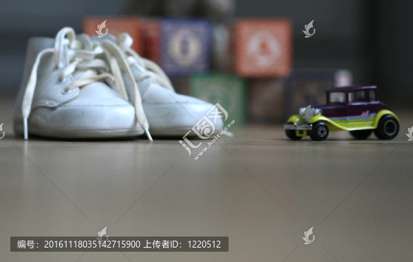 復(fù)古嬰兒鞋和玩具車