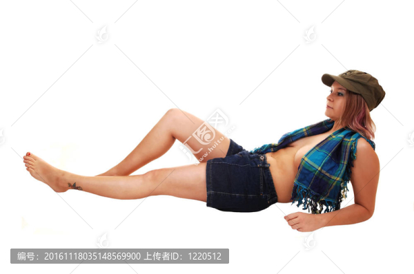躺在地板上的女孩。