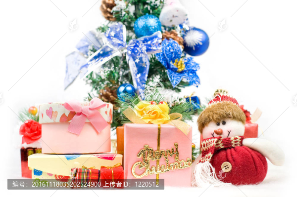 圣誕樹和雪山前送圣誕禮物給Santa