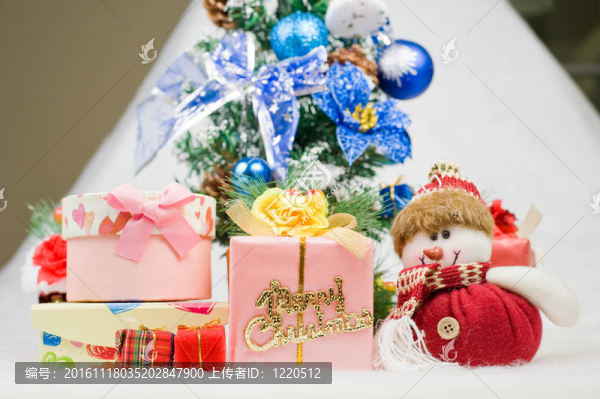 圣誕禮物在圣誕樹前問候Santa