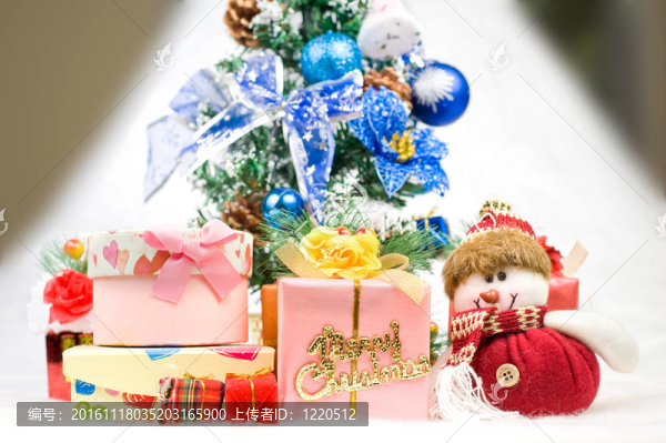 圣誕樹(shù)和雪山前送圣誕禮物給Santa