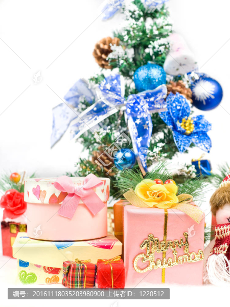圣誕樹和雪山前的圣誕禮物