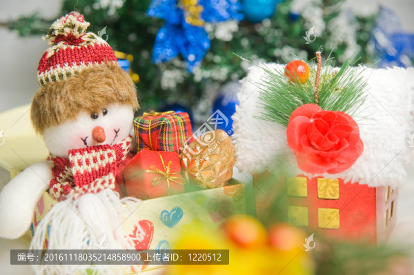 圣誕禮物在圣誕樹前問候Santa