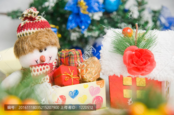 圣誕禮物在圣誕樹前問候Santa