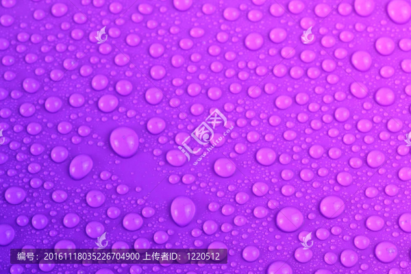 美麗的水滴落在粉紅色的