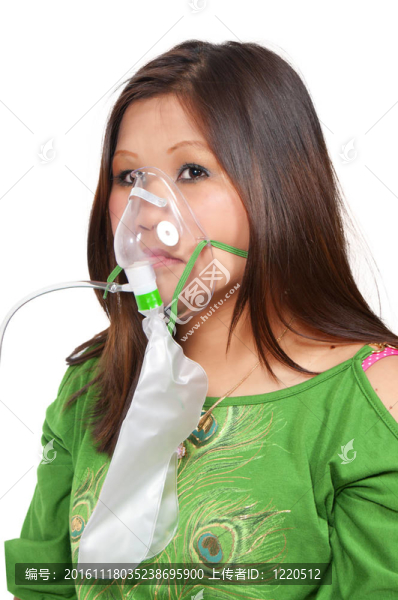 帶氧面罩的女人