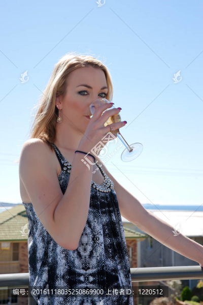 年輕女子帶著一杯酒
