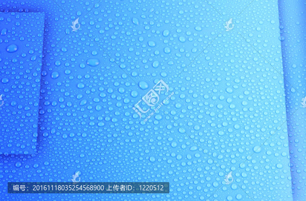 淡藍(lán)色盒子上的水滴