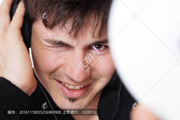 一個時尚小伙聽音樂的肖像